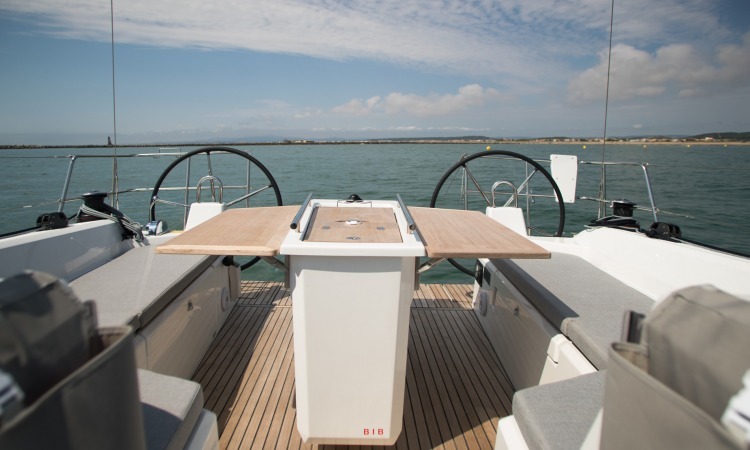 Beneteau-Oceanis-41.1-exterior-4